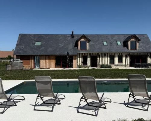 Le Domaine de Marbois, sa piscine avec vue sur la campagne